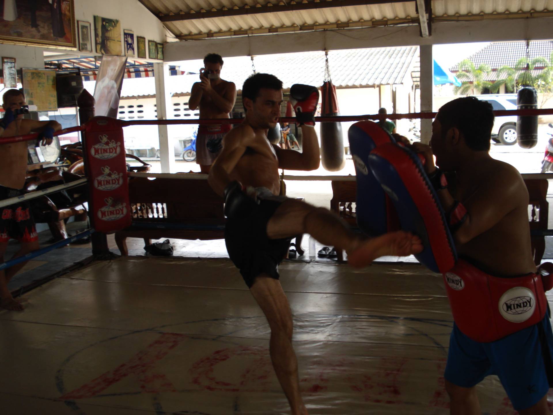 L’atleta Di Biase Fabrizio in fase di allenamento al campo di Sit Yodtong Pattaya Thailandia